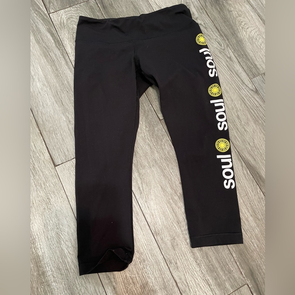 Lululemon Soulcycle black capri pull on cycling leggings w media pocket size 6